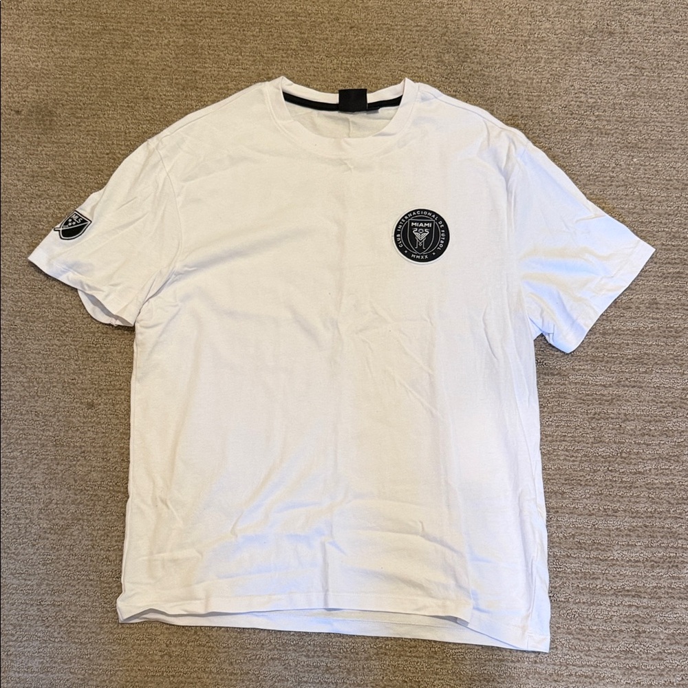 Inter Miami MLS Soccer White Graphic Pocket Emblem Men’s T-Shirt (size Large)